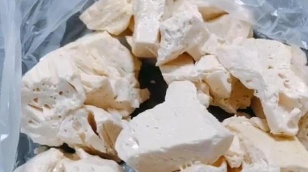 糕粑是贵阳的地方传统糕类名小吃之一,清光绪年间由贵阳卢姓首创,至今已有100多年历史。质地